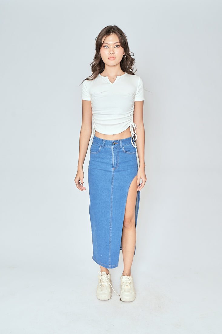 Beau White V Neck Short Sleeves Adjustable Sides Basic Top