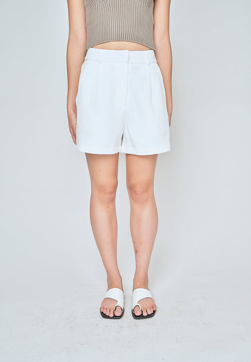 Zeline White Zipper Fly Pleated Casual Shorts with Belt