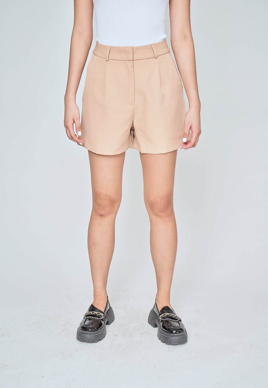 Zeline Beige Zipper Fly Pleated Casual Shorts with Belt