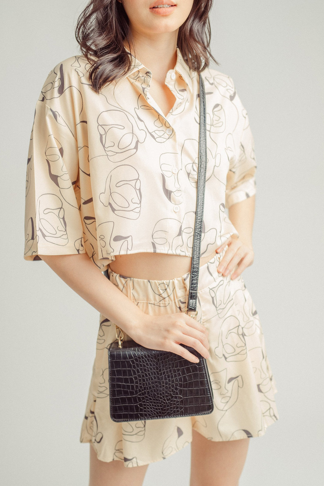 Shar Cream with Black Graphic Prints Collar Buttondown Short Sleeves Crop Top