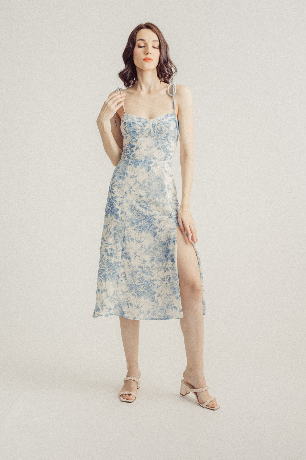Rakeem White with Blue Floral Sweetheart Neckline Sleeveless Self Tie Midi Dress