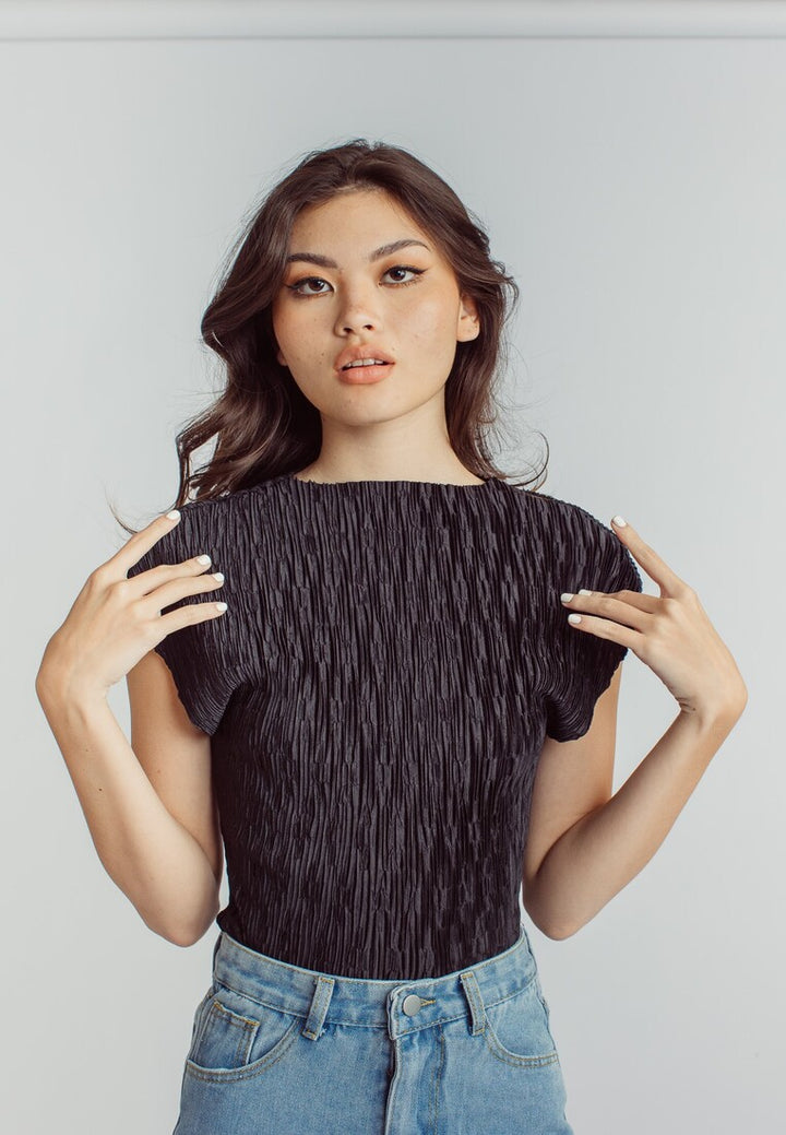 Cocona Black Seamless Pleated Crew Neck Short Sleeves Top