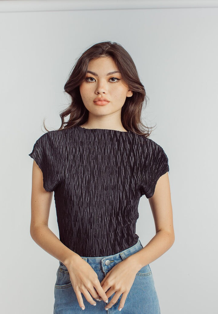 Cocona Black Seamless Pleated Crew Neck Short Sleeves Top